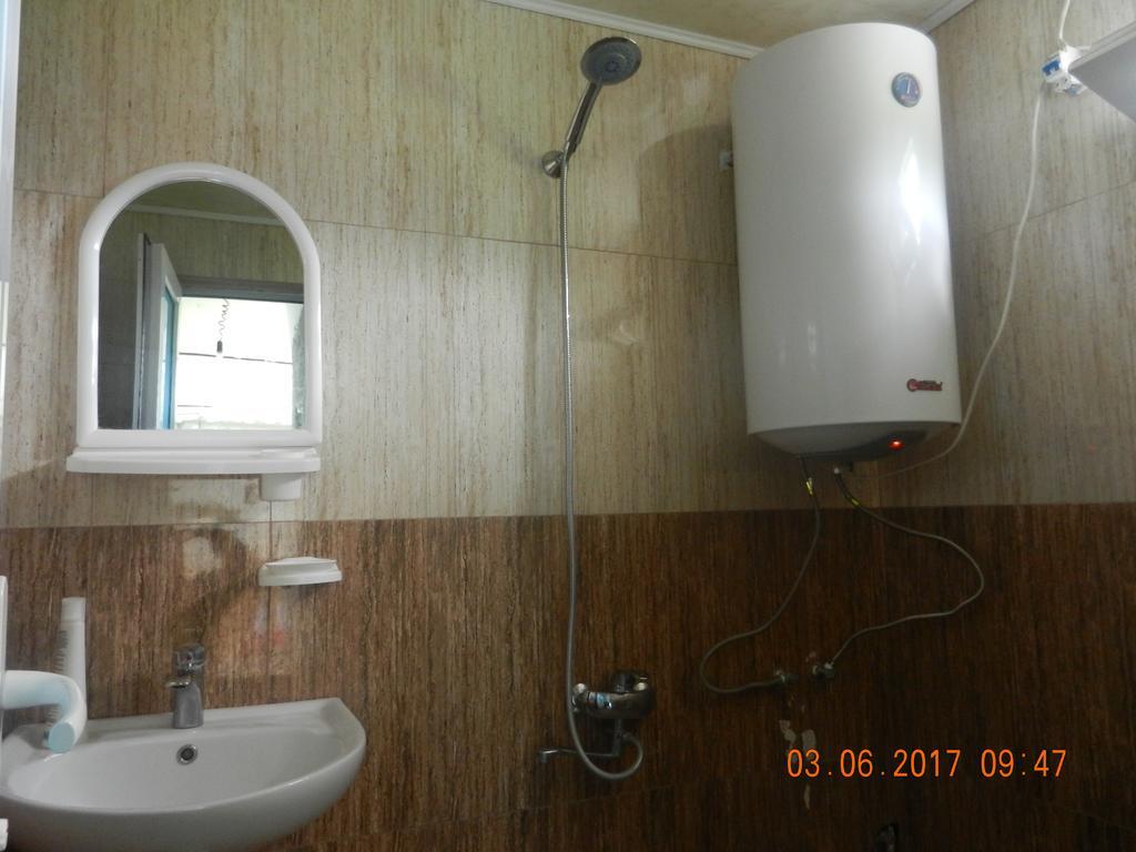 Guest House Katia Mestia Exterior photo